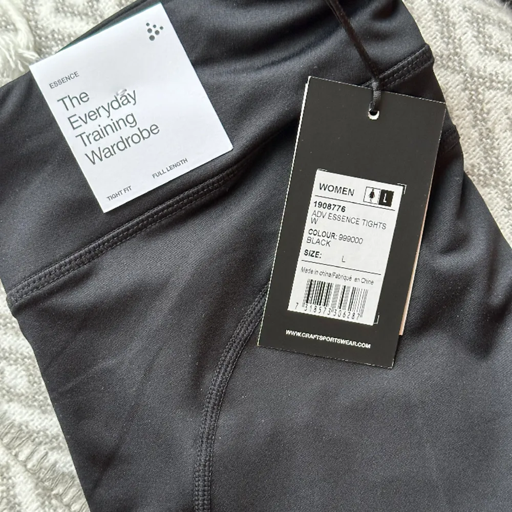 Helt oanvända tights från Craft. Lappar sitter kvar. Härligt material för träning. . Farkut & Housut.