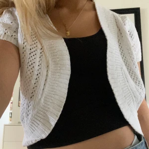 Stickad bolero - Superfin stickad bolero!!! Vet inte märke eller storlek men brukar ha S/M 🥰