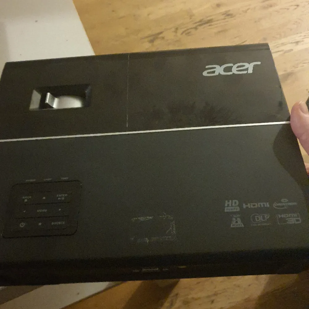 Acer p1373b  jätte lite använda  Pris  1500 kr. Övrigt.