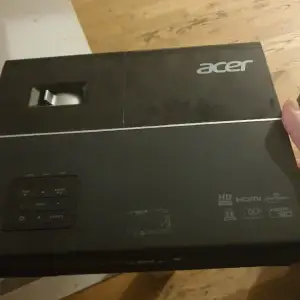 Acer p1373b  jätte lite använda  Pris  1500 kr