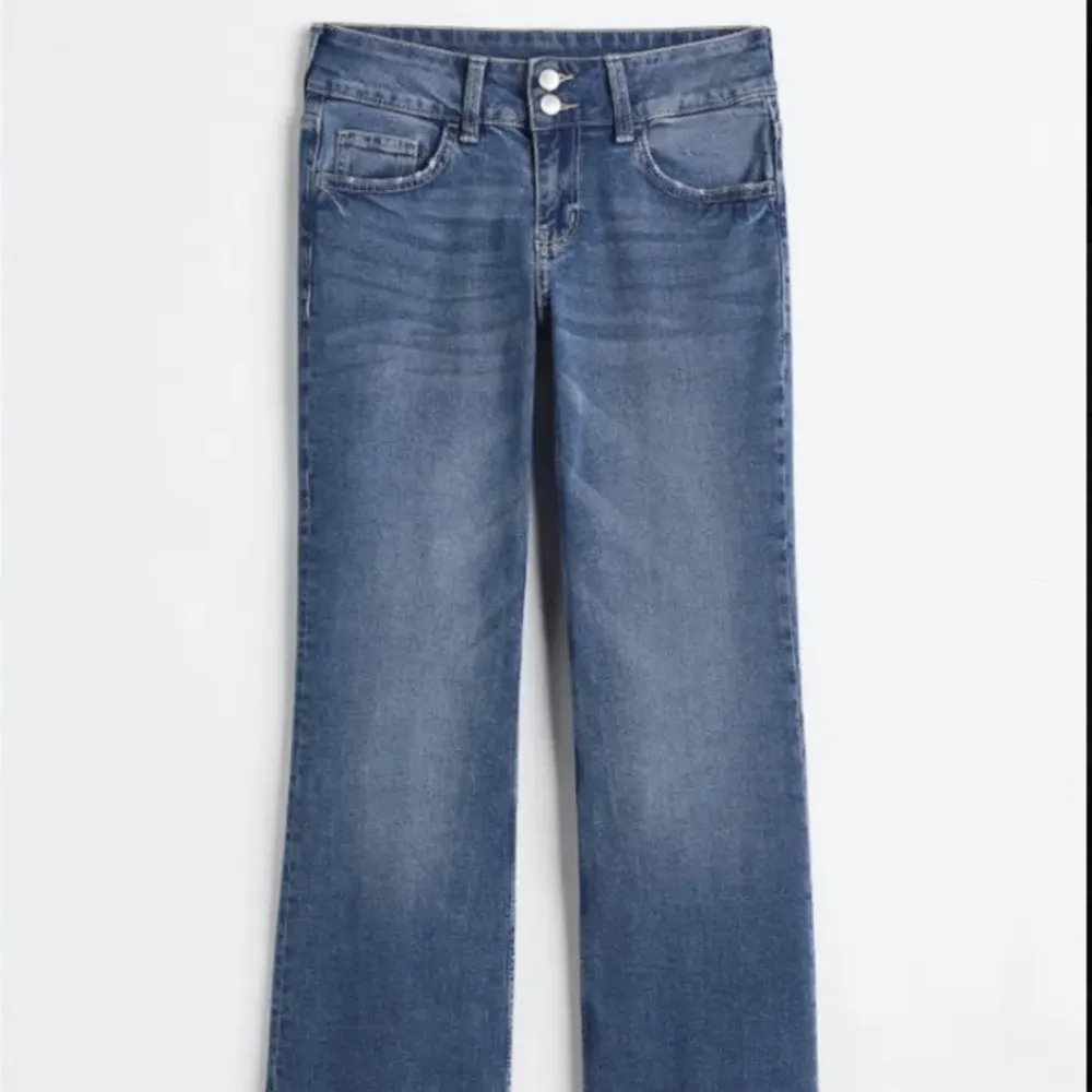 Säljer dessa lågmidjade jeans från H&M då dom blivit för små för mig, är två hål på insidan där jag hett in band förut men det är inget som syns då det är innanför. Annars är dom i nyskick💕 skriv för egna bilder☺️storlek 38 men sitter som 36. Jeans & Byxor.