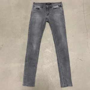 Replay Jeans - Säljer dessa Replay jeans i färgen grå. Modellen heter Luz vilket är Slim/Skinny fit. Jeansen är i riktigt gott skick och har inga defekter eller liknande! Nypriset ligger på 1600. Hör av dig ifall du har någon fundering elr liknande!