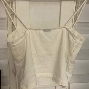 Ett vitt linne ifrån Gina tricot, säljer pga förlitet