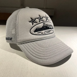 Corteiz Keps - Säljer denna gråa Corteiz keps. Bra skick, endast en liten defekt på remmen på baksidan (bild 3). 