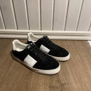 Valentino flycrew - Tja, säljer nu mina riktigt feta flycrews, dem är storlek 40 (passar 41)  Skick 10/10, alla nitar är kvar och dem ser ut som ny skick 