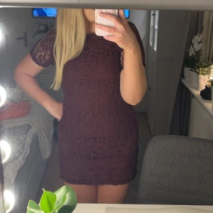 Klänning - Vinröd spetsklänning. Använd sällan, köparen står för frakten!