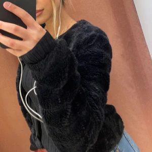 Svart pälsjacka  - Säljer en svart pälsjacka då den inte kommer till någon användning 