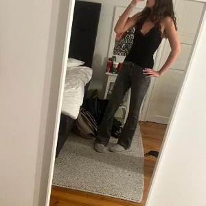 NYA JEANS - Ett par nya butcut jeans i bra kvalitet, säljer de för att de är för stora för mig, de är i storlek 42. Ordinarie priset är 500