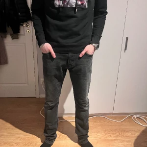 Nudie grim Tim - Säljer dessa trendiga nudie jeans, modellen är grim tim och färgen heter dark cove som har en mycket fin tvätt. 9/10 skick, endast använda ett fåtal gånger. Säljes pga att de är för stora. Nypris 1600, kvitto finns. 