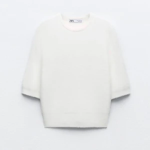 Kortärmad stickad tröja - Säljer nu min sååå snygga (slutsålda) stickade tröja från zara💞 den är köpt för 329, men nästan aldrig använd. 💓 den är i storlek large men skulle säga att den passar de flesta beroende på hur man vill att den sitter 🤭 