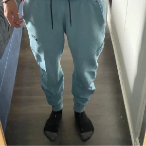 Nike tech byxor - Säljer nu mina nike tech byxor, dom har inte kommit till så stor användning. Fint skick