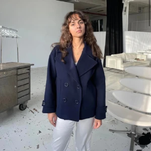 Design by si kapp - Säljer min mörkblåa design by si kappa i stl xs/s, fint skick och nypris är 757kr +frakt! Skriv gärna innan ni trycker på köp direkt💗