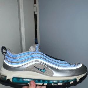 Nike 97 navy/grå - Storlek 41 Ordinarie pris 2200kr Dem är använda men inte jätte mycket som syns det är bara kanterna på skorna som är slinta  Mitt pris 300kr snabb affär kan pris diskuteras:)  Om ni är intresserade hör av er!
