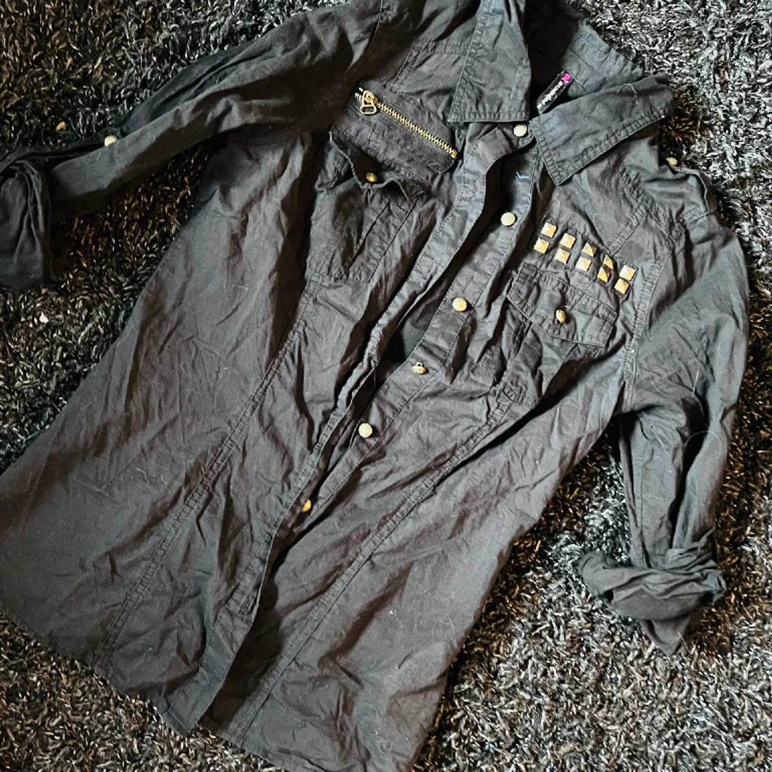 Skjorta med metalldetaljer