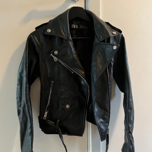 skinnjacka från zara  - kort skinnjacka från zara  storlek xs  150kr 