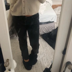 Svarta Low waist jeans  - Low waist raka  svara jeans från Nelly inprincip oanvända💕