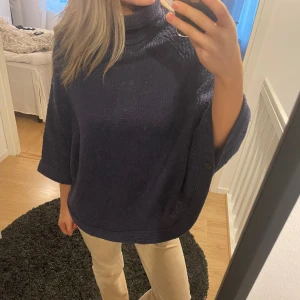 Poncho  - Blå snygg poncho med fina detaljer Använd sällan som ny Passar mig som vanligtvis har 34/36 i storleken  