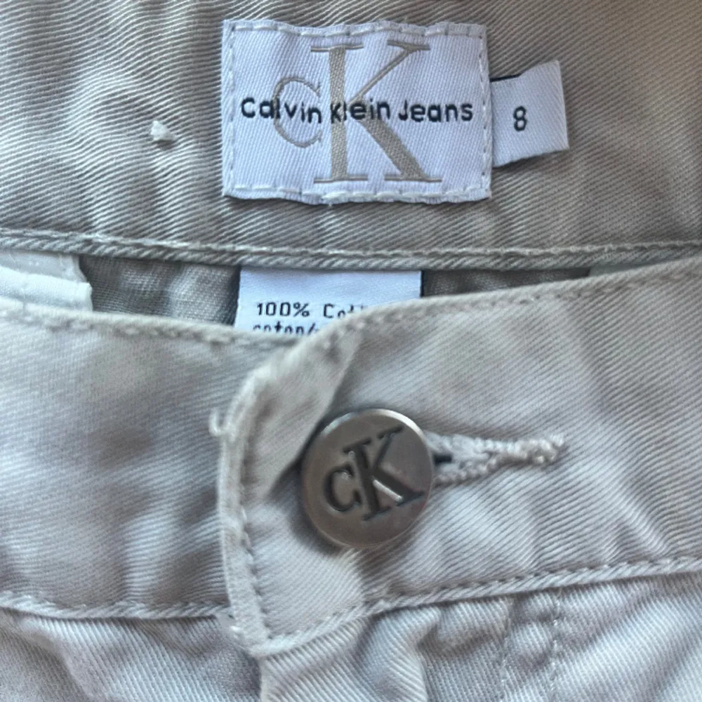 Jättefina beiga shorts från calvin Klein . Shorts.