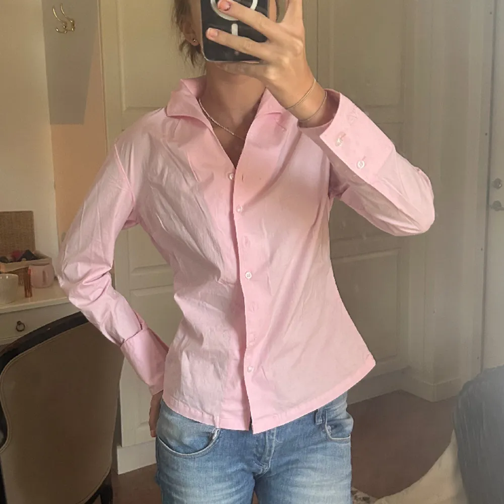 Säljer denna rosa skjorta från Dubarry. Aldrig använd med lappen fortfarande på så därav inga defekter! Nypris är ca 1150 kr🫶🏻. Skjortor.