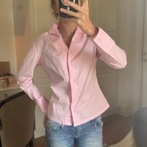 Rosa skjorta från Dubarry - Säljer denna rosa skjorta från Dubarry. Aldrig använd med lappen fortfarande på så därav inga defekter! Nypris är ca 1150 kr🫶🏻
