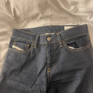 Lågmidjade diesel jeans - Säljer dessa lågmidjade bootcut diesel jeans. W25 L32