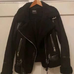 Zara jacka  - Säljer min jättefina vår,sommar, höst jacka från zara i storlek M. Inga defekter❤️❤️❤️