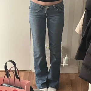 Levis jeans - Världens finaste jeans som tyvärr inte passar mig längre💔modellen 572 bootcut i storlek 27x34 men har lagt upp de så de är 32 i längden istället. Skulle säga att de passar en xs/s. Lite slitage i grenen men inget hål eller något man tänker på.