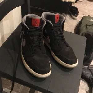 JORDAN 1 high shadow  - Säljer dessa feta jordan 1 highs för att jag inte använder dem och de inte riktigt är min stil längre. Bra skick, äktighetsbevis har jag tappat bort därav det låga priset.