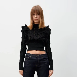 Svart zara topp  - Säljer denna så coola och fina stickad toppen från zara då den tyvärr inte kommer till användning. Den har ändast använts en gång💕