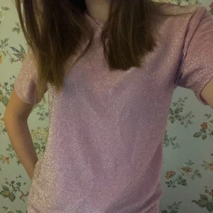 Rosa glittrig tröja - Rosa glittrig tröja från Gina Tricot!🩷💓 Tröjan har inga hål, missfärgningar osv. Kontakta mig om du är intresserad, köparen står för frakten📦😇