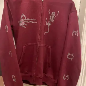 Vinröd Rhinestone hoodie från atmosphere_clothing i jätte fint skick. Väldigt unik och cool. Pris 379kr
