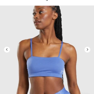 Sport bh Gymshark - Säljer nu denna fina sportbh från Gymshark då den tyvärr blivit för liten i storlek för mig!  Den är i väldigt bra skick, storlek xs   (Bild 1 visar endast hur den sitter på, den är i ljusare färg som bild 2 och 3)