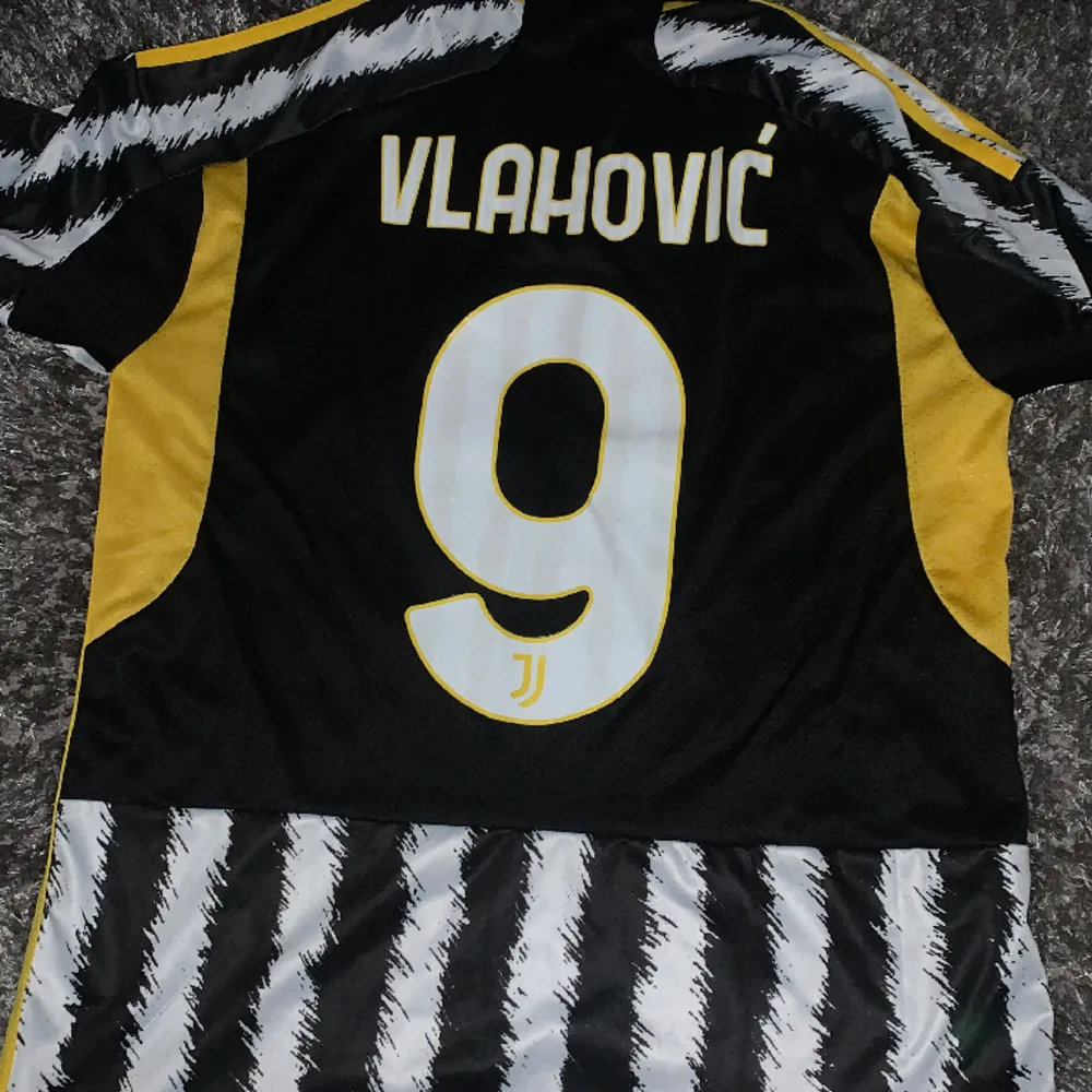 Säljer denna feta fotbolls tröja mwd juventus, på baksidan är det Vlahovic (9).  en riktig fet 1:1 i suveränt ny skick!. T-shirts.