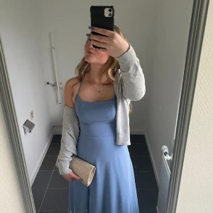 Balklänning  - Säljer mina fina balklänning då den bara hänger i garderoben💙 Använd bara 2 gånger så i mycket bra skick! Den är korsad i ryggen och har en slits på sidan. Jag är 165cm (har klackar på sista bilden)