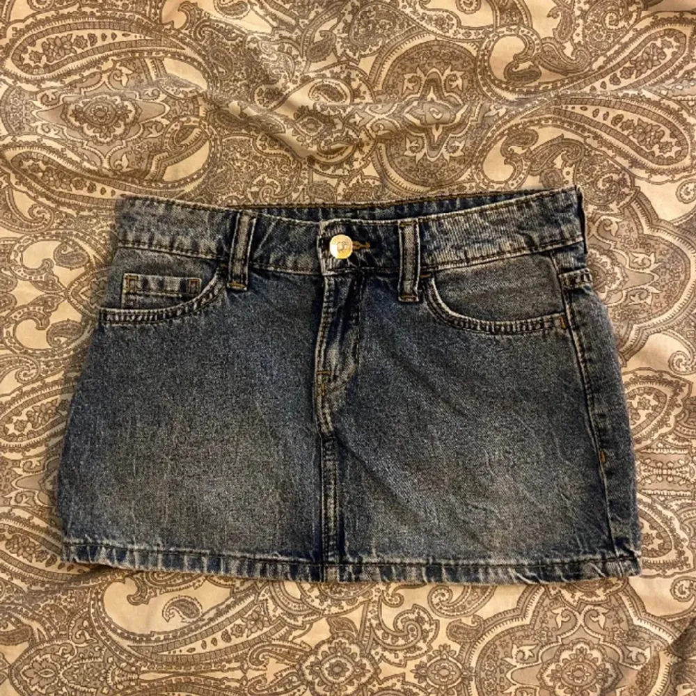 Low waist jeans kjol från hm i storlek 36. Endast använd 1-2 gånger. Köparen står för frakten 💕. Kjolar.