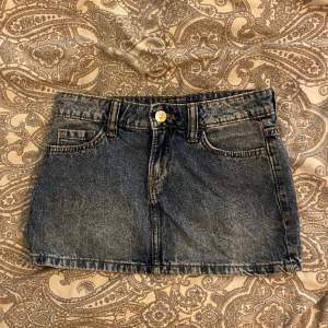 Low waist jeans kjol från hm i storlek 36. Endast använd 1-2 gånger. Köparen står för frakten 💕