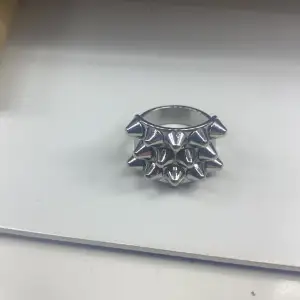 Jag har denna populära ringen från Edblad i silver. Skriv om ni vill köpa eller om nån som har en likadan fast i guld och vill byta. 🫶