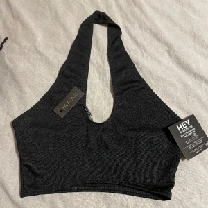 En topp - En svart sommartopp från Nelly i storlek S. Helt ny Köpare står för frakt