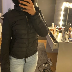 Jacka  - Vår/höst jacka, ej min stil mer, unisex men är kvinnomodell 