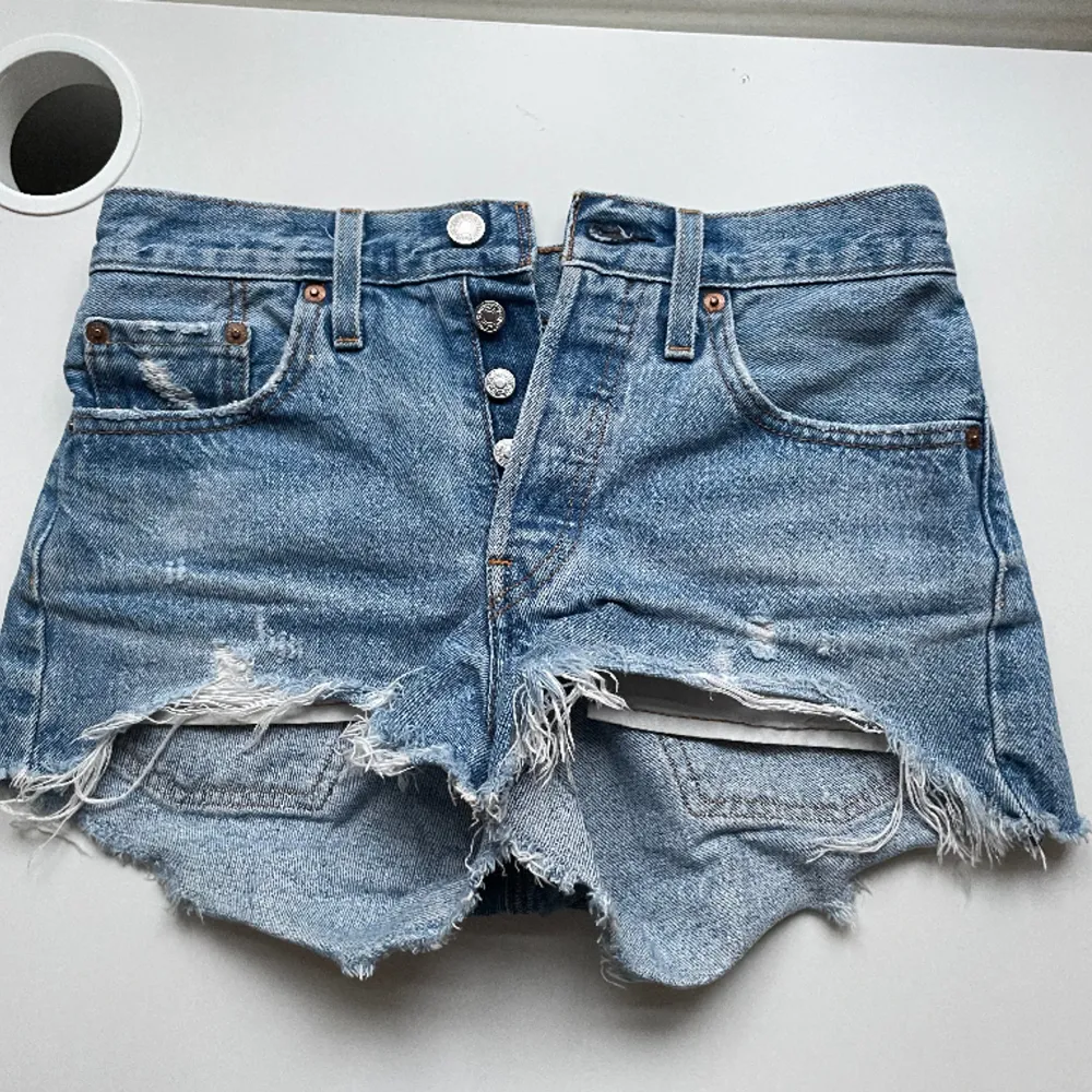 Levi’s jeans shorts i storlek W24. Jättefint skick! Nypris 699kr. 💙💙💙. Shorts.