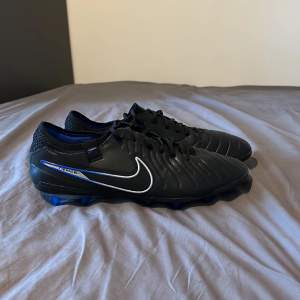 Hej, säljer dessa Nike tiempo legend 10 elite för konstgräs då jag inte gillade dom så mycket, jag har använt under 4 träningar, dom är i väldigt gott skick(9,5/10), nypris 2899, mitt pris 1700, priset kan diskuteras, hör av er vid minsta fundering