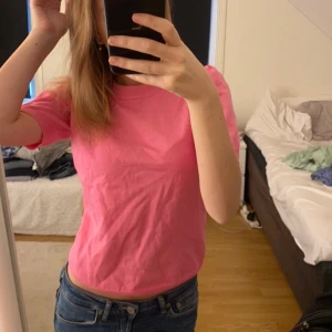 Rosa stickad - En rosa kortärmad stickad tröja från saint tropez💗 Säljer då jag aldrig använder den. Köpt för 349kr 