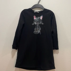 Svart klänning med en katt på - Katt,klänning,svart,H&M,CA 6-8a 