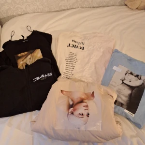 Ariana grande merch❤️ - Säljer dessa plagg. Alla är i superbra skick.❤️ Den blå tröjan har en liten fläck, men går säkert att få bort för den som försöker. Jacka: 160 kr. Blå tröja: 150kr  T-shirts 100kr st. Zip up hoddie 300kr❤️ paket pris 750. Men kan diskuteras!
