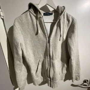 Ralph lauren zip hoddie  - Hej, säljer en riktig snygg välomhändetagen Ralph lauren hoddie! Den är både snygg och fräsch! Det är strl s! Vid funderingar så är det bara att skriva! 🙌🏼