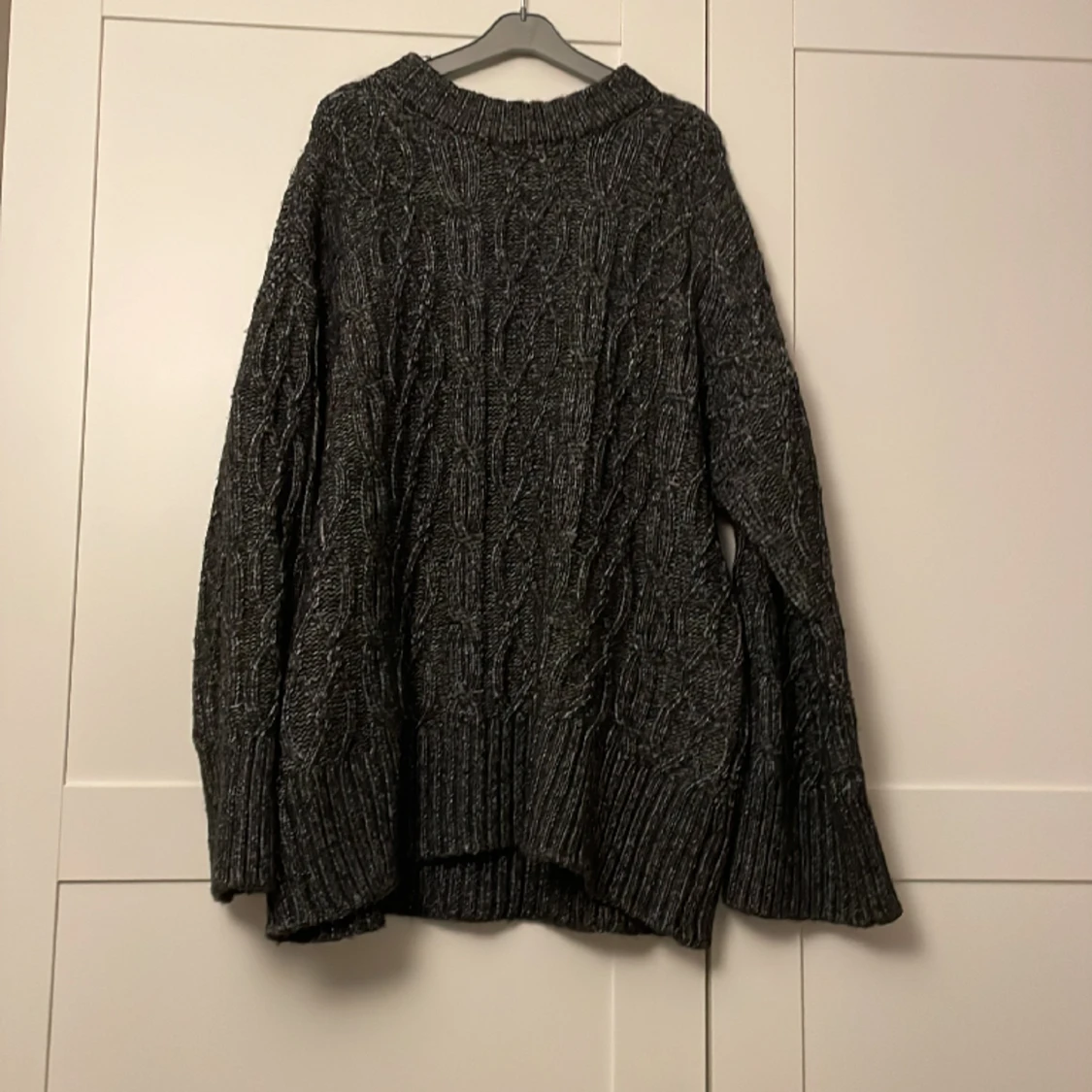 Kabelstickad tröja från hm