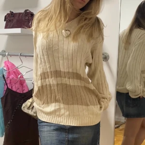 Beige stickad tjocktröja - Stickad tjocktröja i så fin beige färg!! Ränder nertill. Storlek S(oversized fit). I 100% bomull.🖤