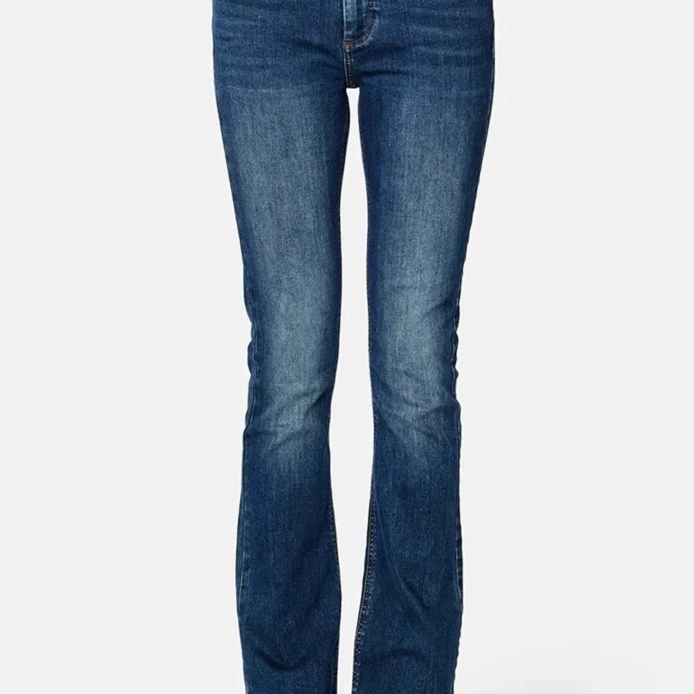 Helt nya och oanvända Only Blush Jeans i strök xs 34. Prislappar och taggar kvar. Jättefina low waist jeans som säljes pga fel storlek på mig. Jeans & Byxor.