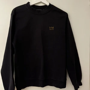 Hov1 sweatshirt - Hov1 Golden Crown sweatshirt💕 Limited edition! Använd men inte några skador. Pris kan diskuteras.