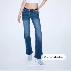 Gråa jeans - Säljer ett par gråa jeans ifrån hm. Samma modell som de blåa på första bilden fast gråa. De gråa går nog inte att köpa längre. Strl 36 och i bra skick🩷
